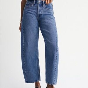 NWT Abercrombie Curve Love Mid Rise Barrel Jean - 29 SHORT
